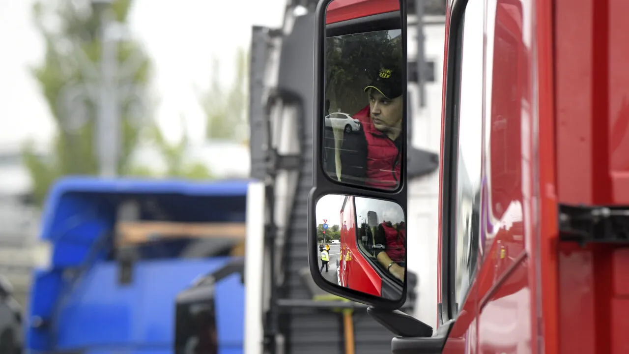 Un șofer român de TIR a făcut plinul de 262 de ori și nu a plătit niciodată. Cum a reușit