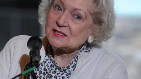 A murit Betty White, actrița care în luna ianuarie ar fi împlinit 100 de ani