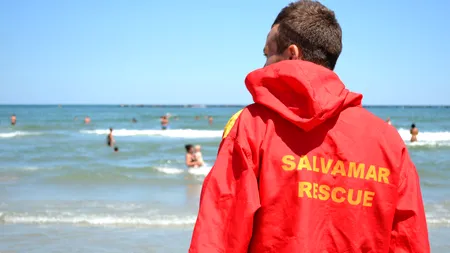Fetiță de 10 ani, în pericol în largul Mării Negre. Salteaua pneumatică pe care se afla a fost luată de curenți și dusă până în apropiere de granița cu Bulgaria