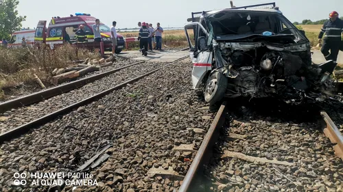 Camion încărcat cu lemne, lovit de tren în județul Dâmbovița. O persoană a fost rănită (FOTO - VIDEO)