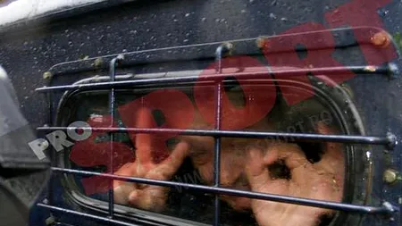 Poza zilei: Gigi Becali arată din duba poliției scorul la meciul Steaua-Chelsea