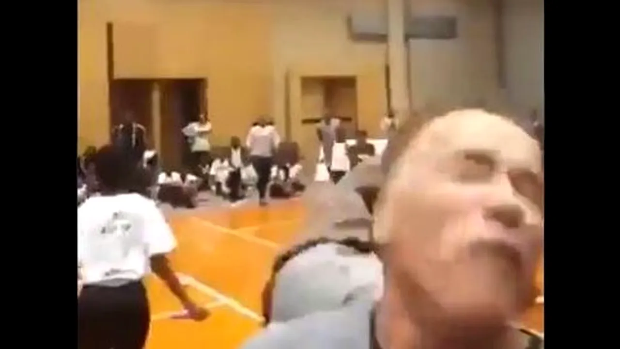 Arnold Schwarzenegger, lovit de un bărbat în timpul unei vizite în Africa de Sud. Momentul atacului - VIDEO