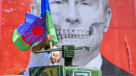 FOTO | Protest al romilor în fața Ambasadei Rusiei de la București. Motivul pentru care au adus un tanc în miniatură cu inscripția armatei ruse