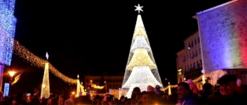 Celebrul brad de Crăciun din Târgu-Jiu, care a costat 100.000 de euro, poate fi montat din nou după ce DNA l-a ținut ani de zile sub sechestru