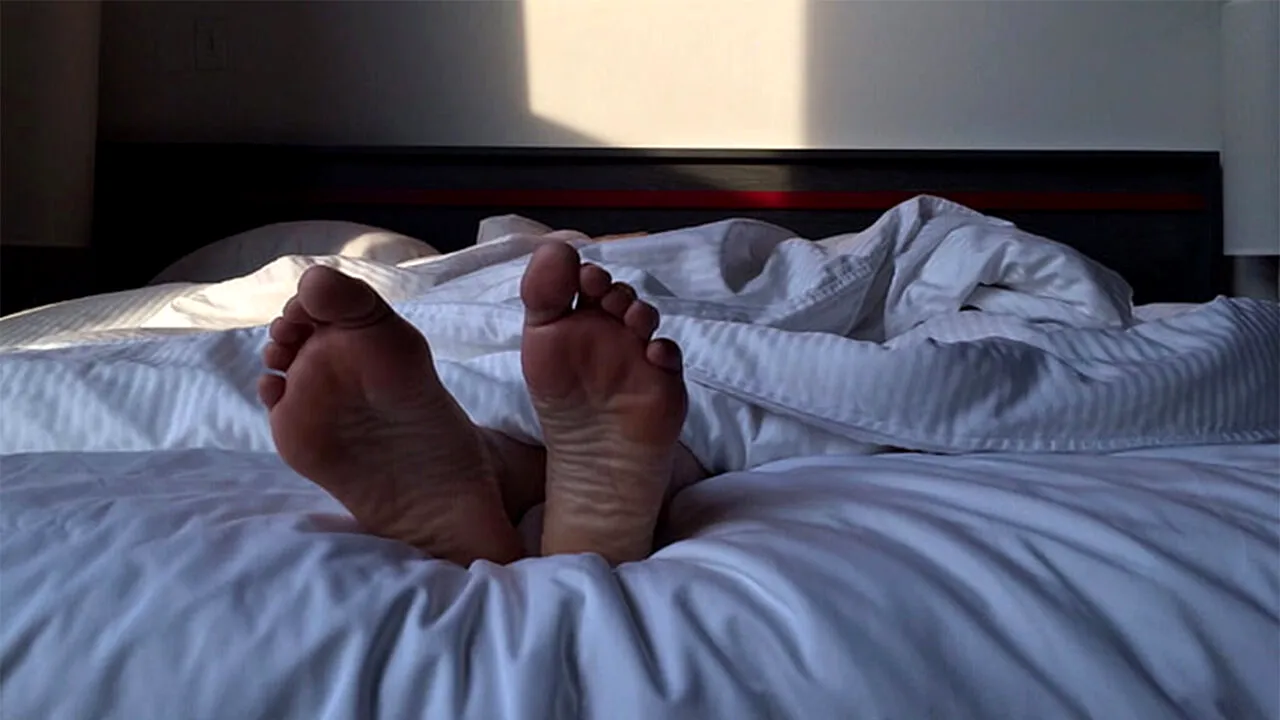 O femeie de 62 de ani s-a trezit noaptea cu un bărbat necunoscut, în patul ei. Cum a reacționat și ce s-a întâmplat, de fapt