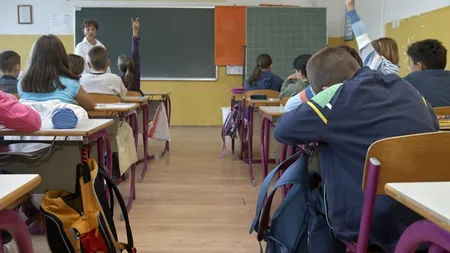 EDUCAȚIE SEXUALĂ în școli, cel puțin o dată pe semestru. Proiectul, depus de doi deputați PSD și unul USR