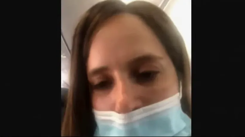 Scandal-monstru în avion! O mamă a fost dată afară cu tot cu copii, după ce fetița ei de doi ani nu a vrut să poarte mască (VIDEO)