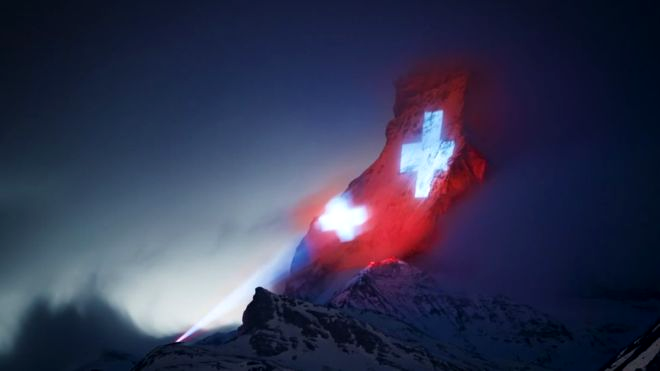 MESAJE MOTIVAȚIONALE pe cel mai cunoscut munte din Elveția, Matterhon, în lupta cu Covid-19