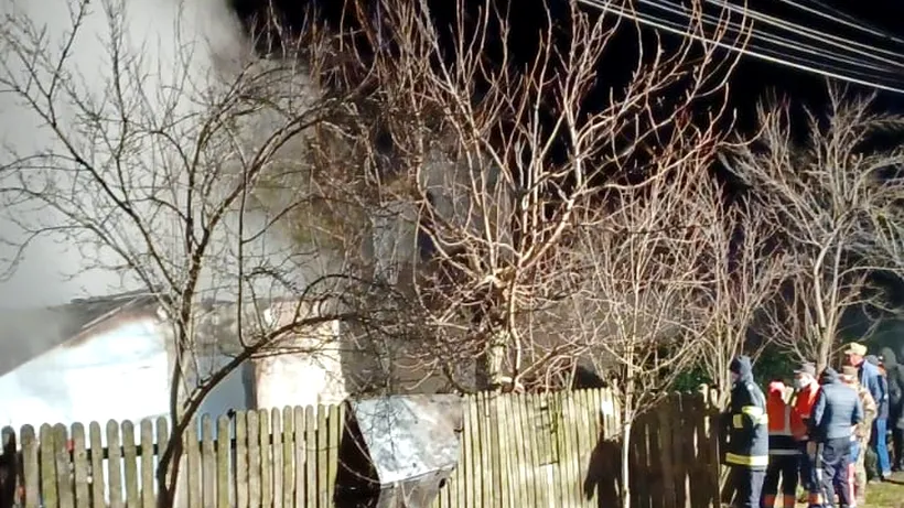 Tragedie în Dâmboviţa. Două persoane au murit după ce le-a luat foc casa