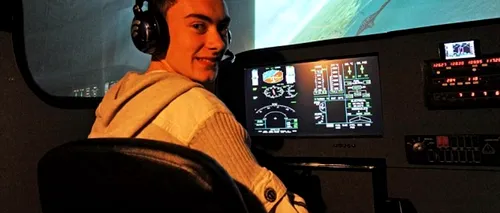 Și-a luat brevet de pilot, la 17 ani, după ce a exersat pe un simulator construit în propriul dormitor