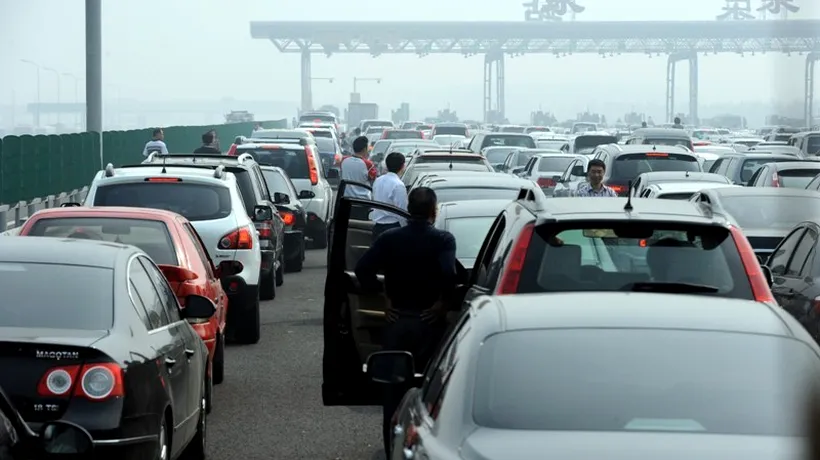 China vrea să reducă numărul de mașini din opt orașe. Cât a ajuns să coste o plăcuță de înmatriculare la licitații
