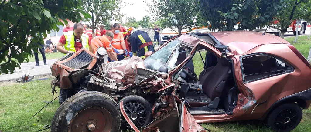 Un adolescent din Arad care conducea un tractor a lovit o mașină și a ucis două persoane | Imagini șocante de la fața locului