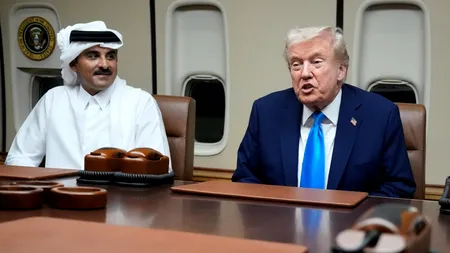 În drum spre Asia, Trump face o aterizare „surpriză”. Îl ia în Air Force One pe emirul Qatarului, unul dintre bogații lumii, care i-a dăruit un avion