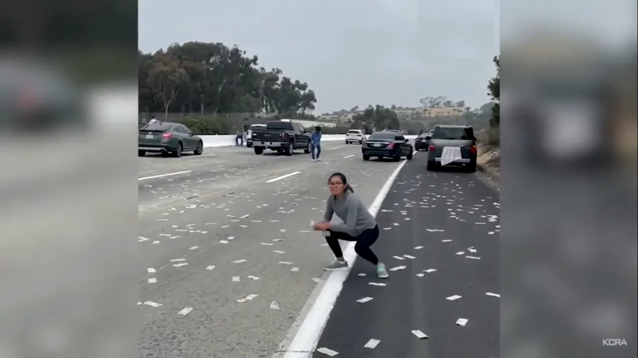 O autostradă din America, blocată după ce ușile unei furgonete s-au deschis și au căzut mii de bancnote. Zeci de şoferi s-au oprit și au încercat să strângă cât mai mulți bani