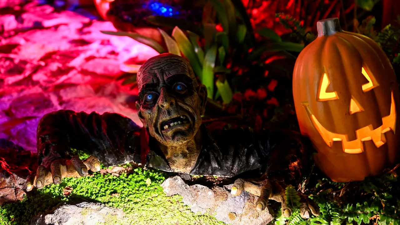 Un cadavru aflat pe o peluză, ignorat câteva zile. Au crezut că este „decorațiune” de Halloween