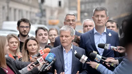 „Cine este colo sus / Decât USR cu Plus?