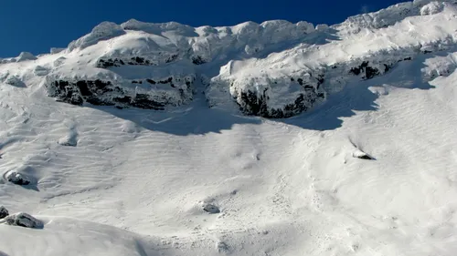 Traseele turistice din Munții Făgăraș, închise de Salvamont din cauza căderilor de zăpadă