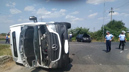 Accident în Giurgiu. Microbuz răsturnat după ce s-a ciocnit de o mașină. Bilanț: Un mort și 4 răniți 