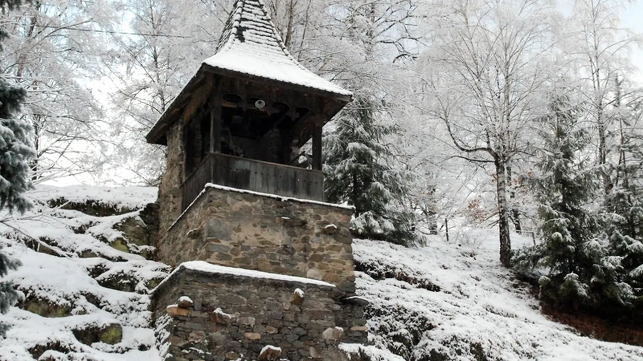 Pelerinii care ajung la Mânăstirea Prislop vor avea parte de o surpriză. Cum arată colțul de rai unde este înmormântat Arsenie Boca