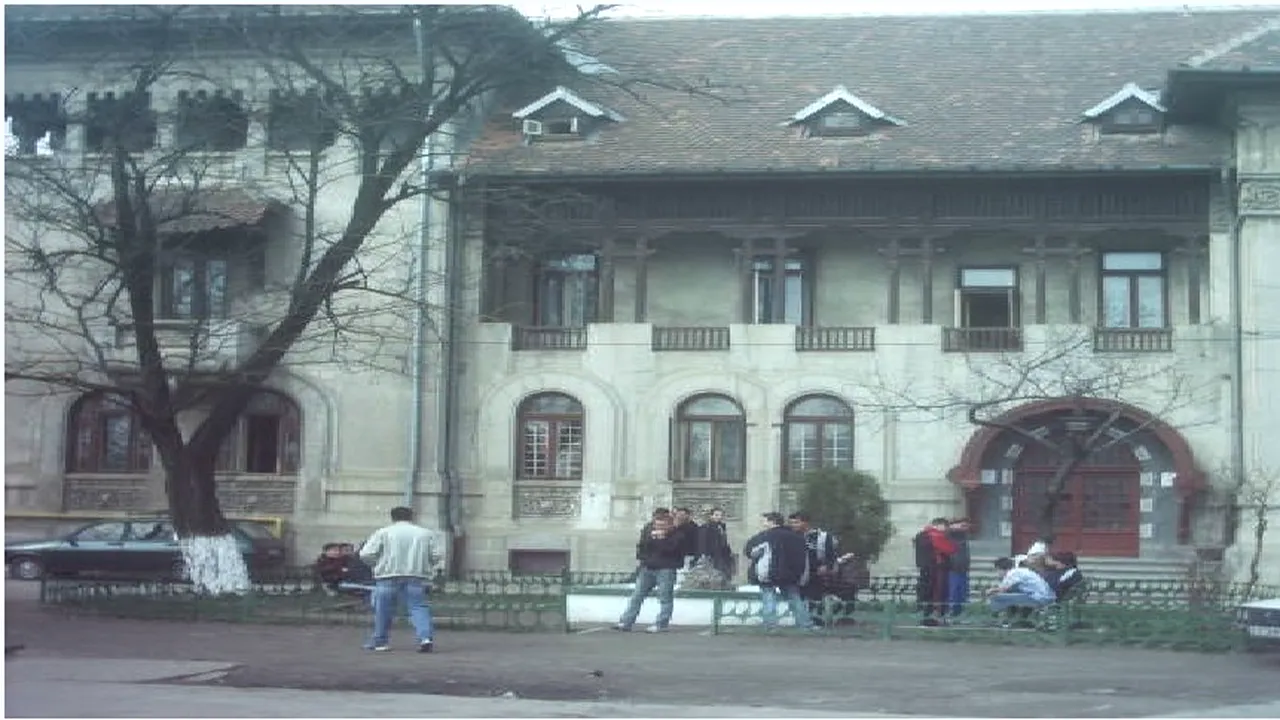 Elevii și personalul unui liceu din București, evacuați după ce a fost sesizat miros de gaze. Distrigaz intervine pentru remedierea avariei