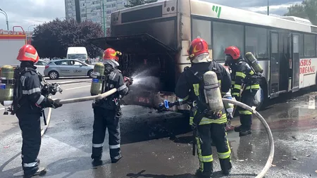 Un autobuz cu mai multe persoane la bord a luat foc la Brașov! FOTO & VIDEO