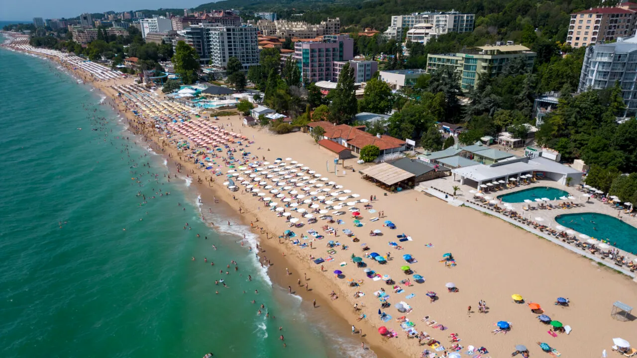 Hotelul de pe litoralul bulgăresc, asaltat de turiștii români. Meniurile sunt în limba română și e bătaie pe locuri la all inclusive