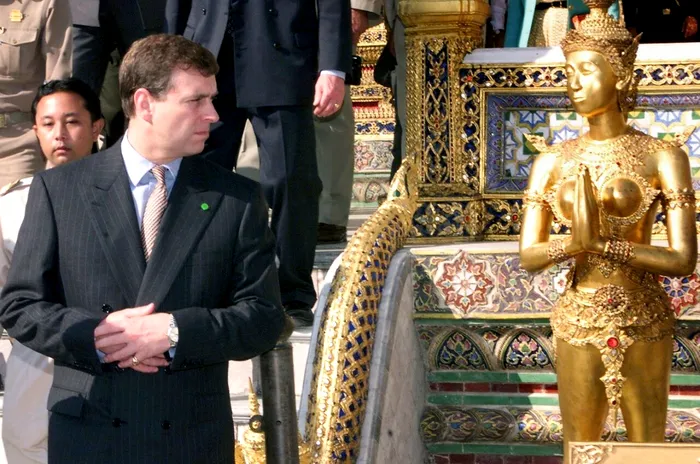 Prințul Andrew admiră o statuie din aur a unei divinități din Thailanda 