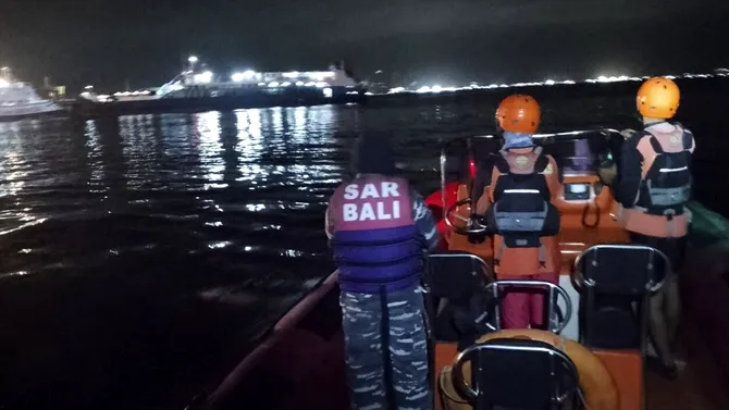 Tragedie în Indonezia: Cel puțin patru oameni au murit după ce un feribot s-a SCUFUNDAT în apropiere de Bali