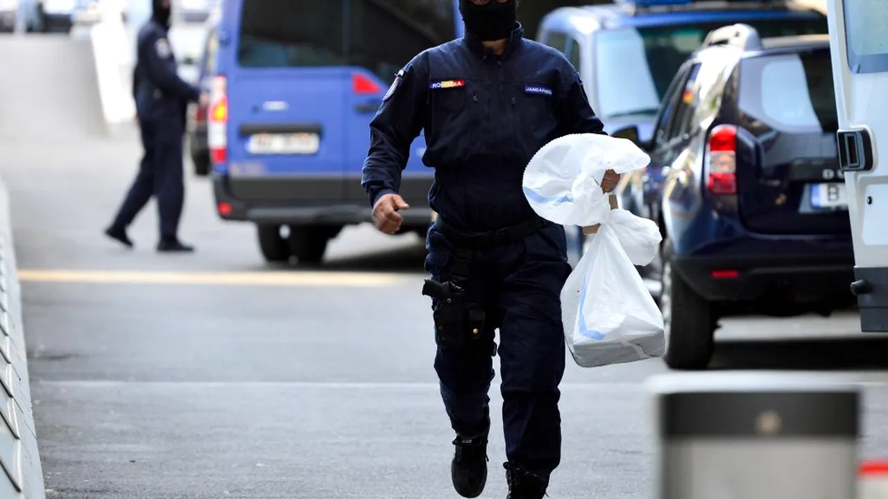 Scandal cu macete și sprayuri lacrimogene la Cluj, în fața unui local. Au intervenit mascații