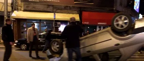 Grav accident în București: un autoturism s-a răsturnat după ce a lovit un vehicul staționat