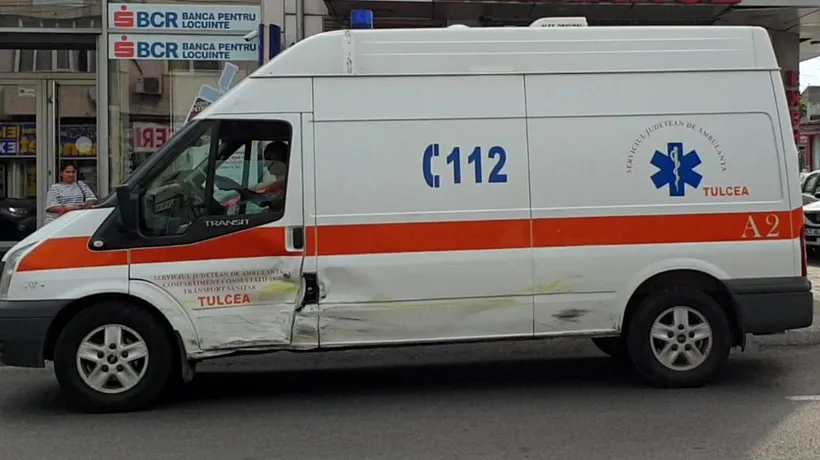 O ambulanță care transporta doi pacienți a fost implicată într-un accident rutier în Constanța - FOTO