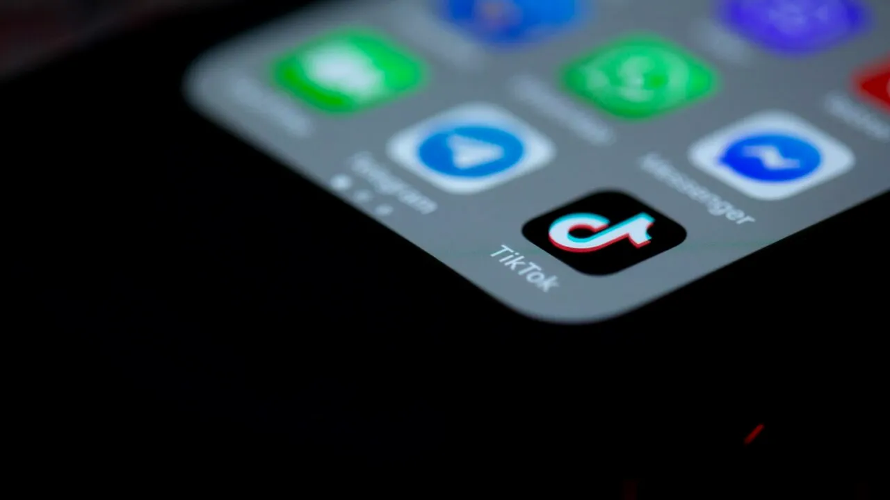 Ultima provocare lansată pe TikTok, pericol pentru adolescenți. INCREDIBIL ce sunt puși să facă!/Polițiștii au intrat pe fir, curg amenzile