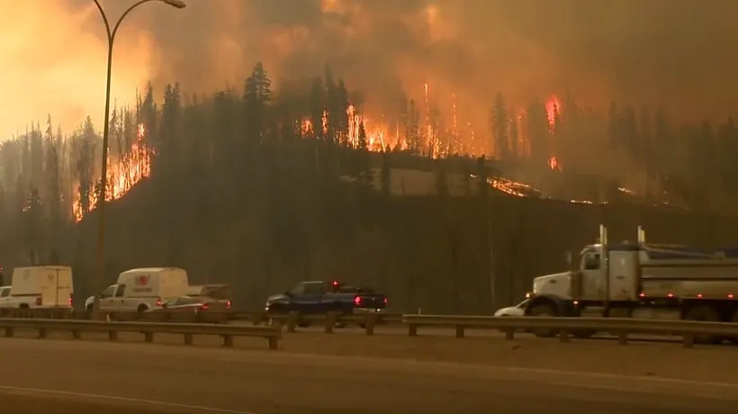 Un întreg oraș din Canada, devastat de incendiu. Armata a intervenit pentru evacuarea oamenilor