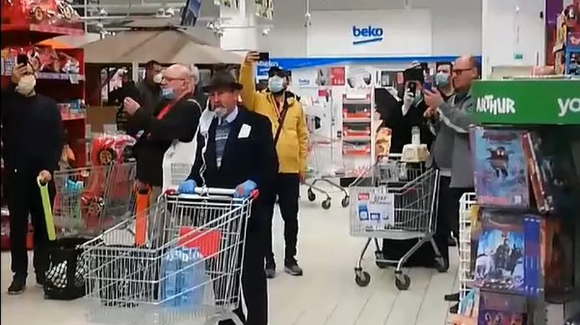 VIDEO. Imagini emoționante într-un supermarket din Piatra Neamț. Oamenii au cântat „Hristos a înviat!” în timp ce stăteau la coadă