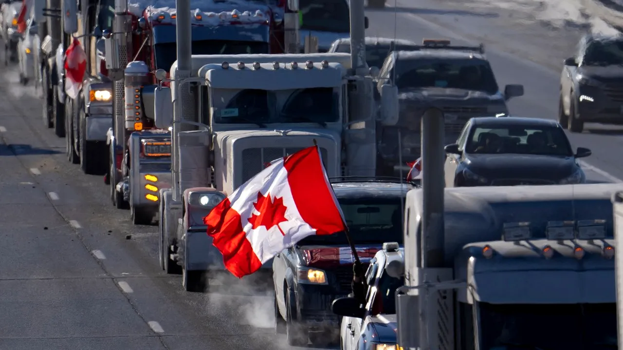 Sute de camioane au blocat centrul capitalei Canadei, protestând împotriva obligativității vaccinării. Familia premierului Trudeau, evacuată din motive de siguranță