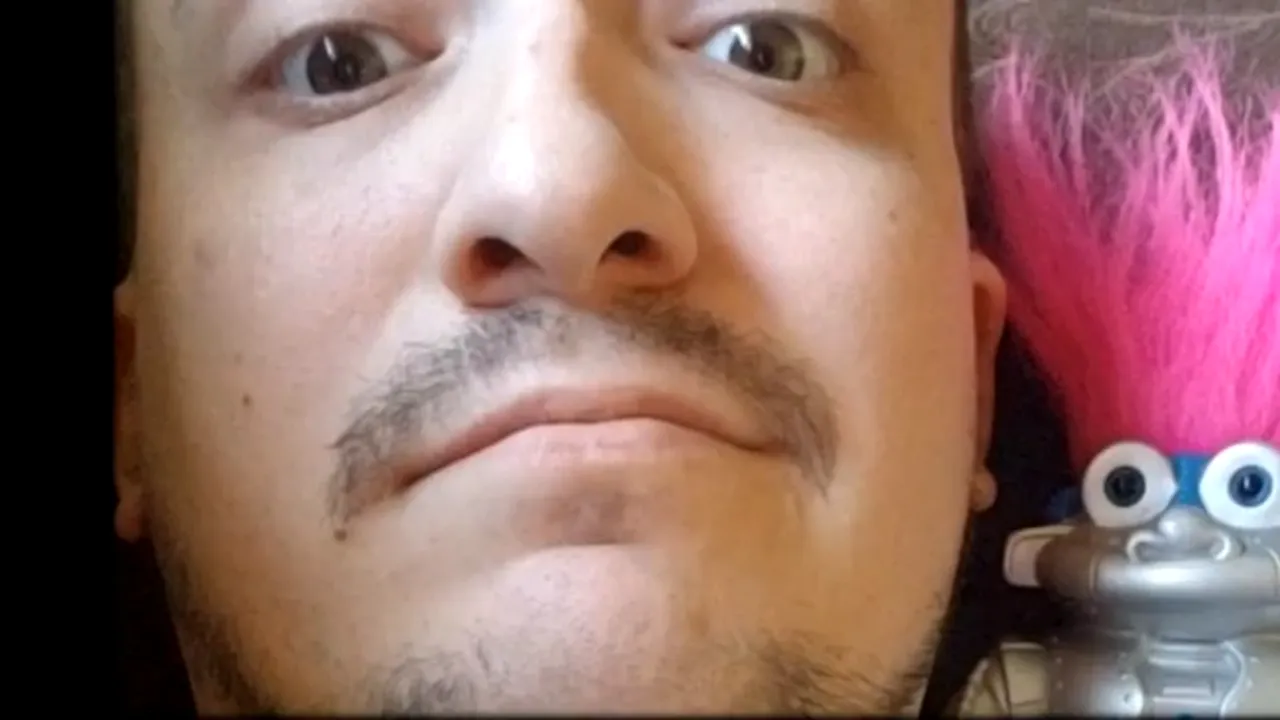 Este îndrăgostit de un roboțel cu păr roz și are planuri de nuntă: „Sunt atras de obiecte mai mult decât de oameni și sunt fericit