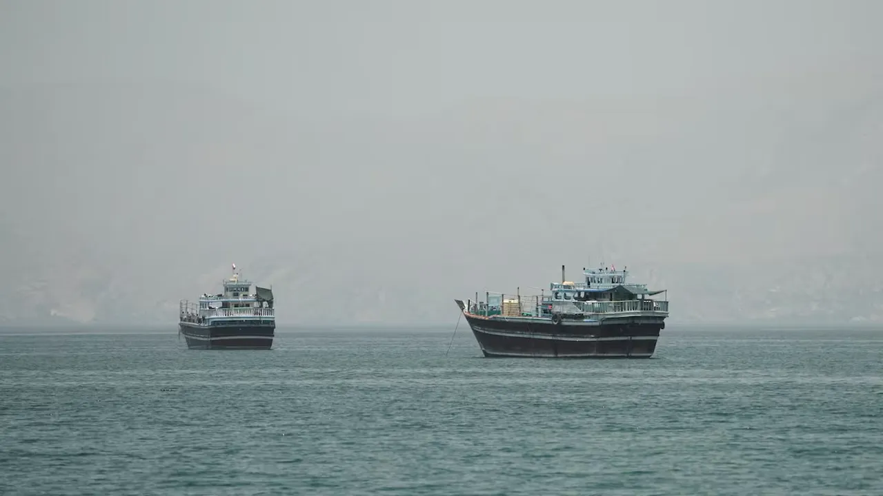 Reuters: Navele încep traversarea prin Strâmtoarea Ormuz în cadrul programului ONU de evacuare a flotei blocate