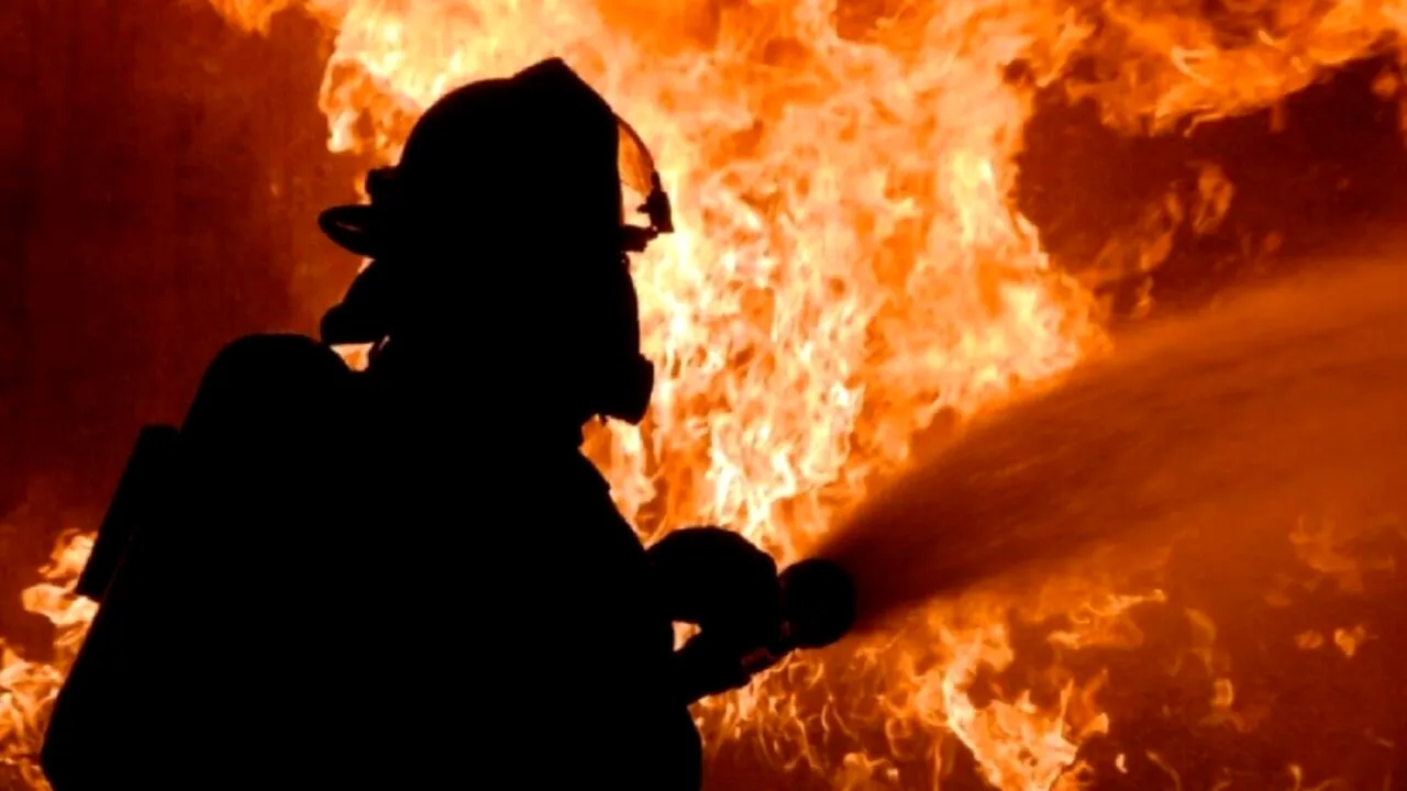 Un bătrân a murit carbonizat după ce a pus perdelele pe foc din cauza frigului. Pensionarul nu mai avea bani de lemne