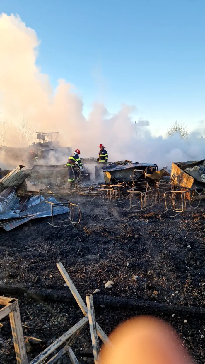 Incendiu devastator la o terasă de pe plaja de la Corbu / Sursa foto: ISU Constanța