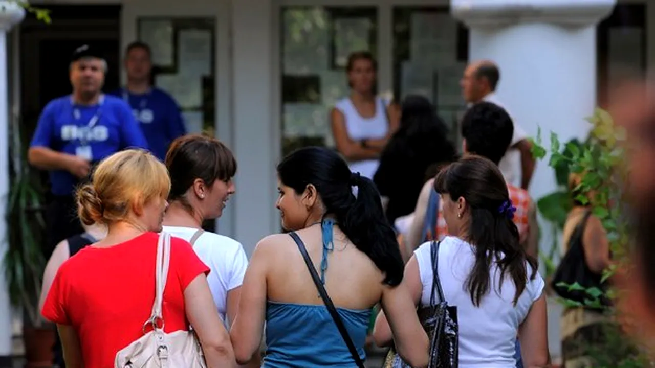 Caz uluitor la Botoșani. Un profesor a venit beat criță la examenul de titularizare și a leșinat în curtea Inspectoratului Școlar. A urmat un circ monstru