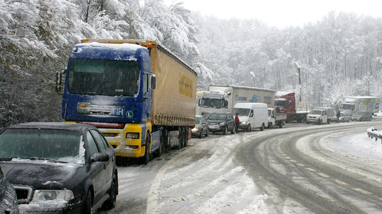 Aglomerație pe DN 1, pe Valea Prahovei, mulți turiști mergând la munte pentru weekend