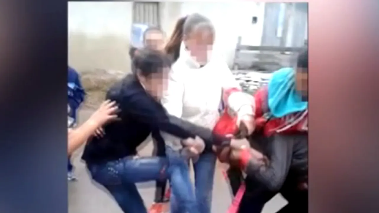 Ce au pățit trei eleve din Constanța filmate când se BĂTEAU în plină stradă