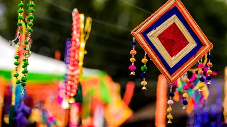 Trei elevi de la Târgu Frumos, Iași, au furat sumane, căciuli dacice și cornuri de bivol, de la un meșter tradițional. Cum au fost judecați hoții