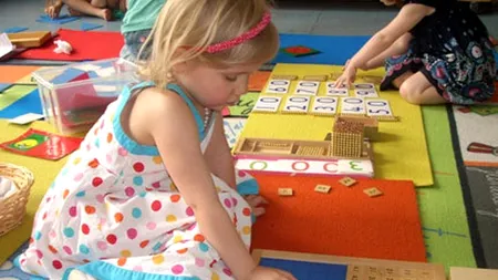 De ce își păstrează România copiii în orfelinate. Cât 