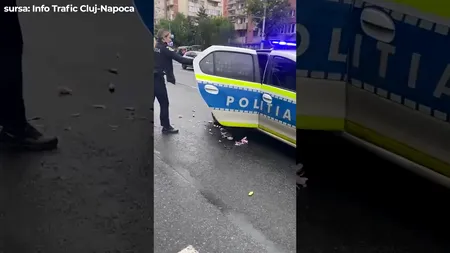 Scene tragi-comice la CLUJ. O polițistă îi dă cu spray lacrimogen în ochi colegului său, care se chinuia să imobilizeze un suspect