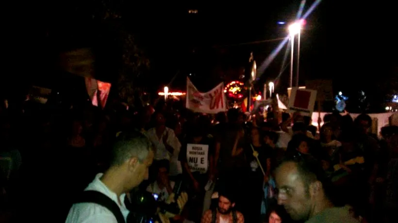 Peste 200 de persoane au participat, în Piața Romană, la protestul anti-maidanezi
