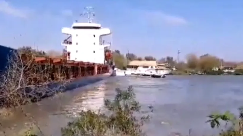 O navă s-a izbit de mal, în Delta Dunării, distrugând trei ambarcațiuni mari de agrement