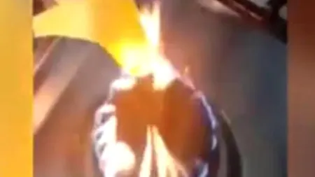 Ce se întâmplă când ții o felie de brânză topită deasupra focului. Zeci de internauți au făcut experimentul