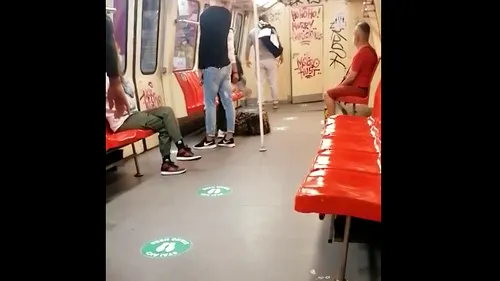 EXCLUSIV. SCANDAL la metrou, la Piața Unirii. Aproape că l-au bătut pe mecanicul de tren și i-au deschis ușa de la cabină! Motivul este unul incredibil! VIDEO
