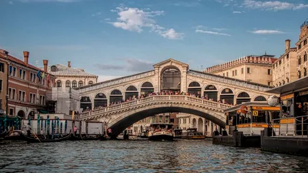 Vizitatorii supraponderali, problematici pentru tururile cu celebrele gondole venețiene